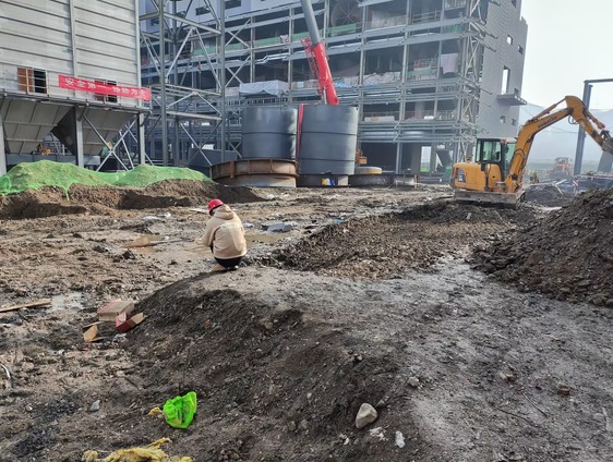 多效蒸发系统现场设备与效间管路实景 多效蒸发器现场装置与效间管路布置